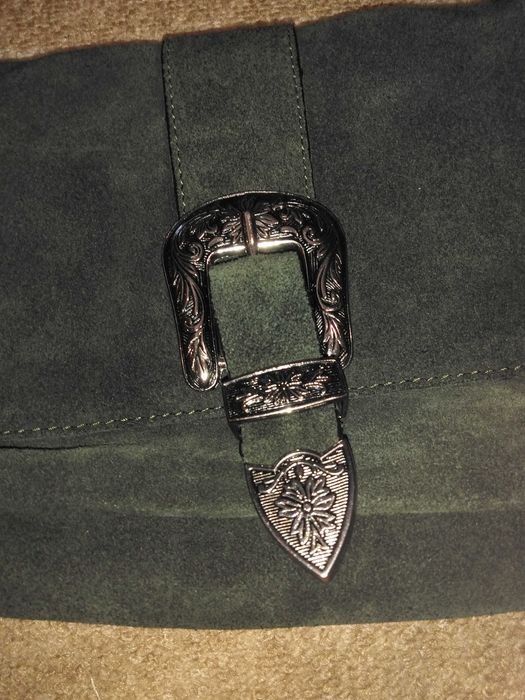 Продавам малка дамска чанта с дълга дръжка