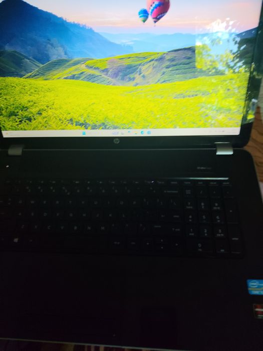 De vanzare laptop hp i5 , 17 inchi 8 gb ram,1 gb placa video