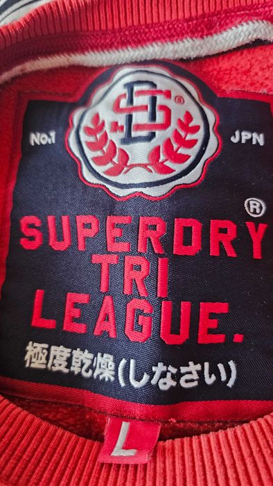 Vând bluză / sweatshirt Superdry League, cu interior pufos. M. Stare foarte bună. Preț 50 RON.