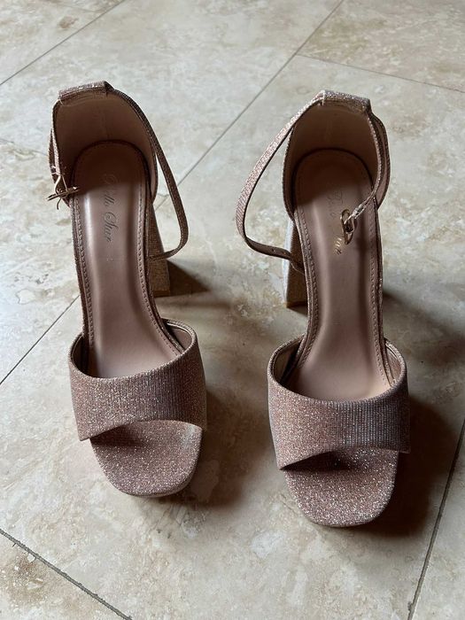 sandale elegante culoarea sampaniei
