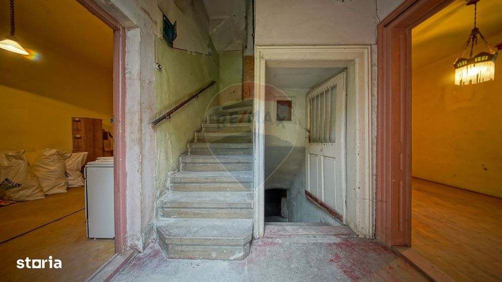 Vilă pe str Alexandru Ioan Cuza, 10 camere, S + P + E, teren 282 mp