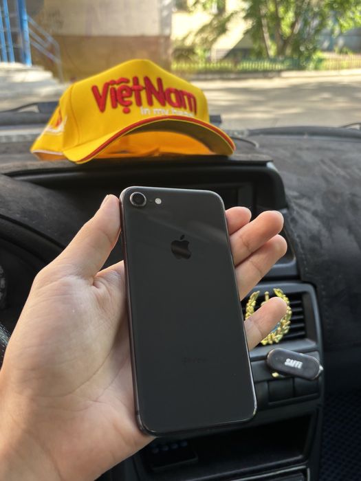 iPhone 8 (64)