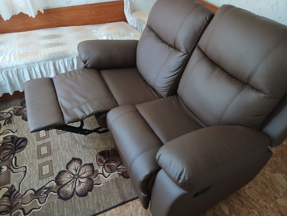 Кожен двоен релакс фотьойл (loveseat) – отлично състояние
