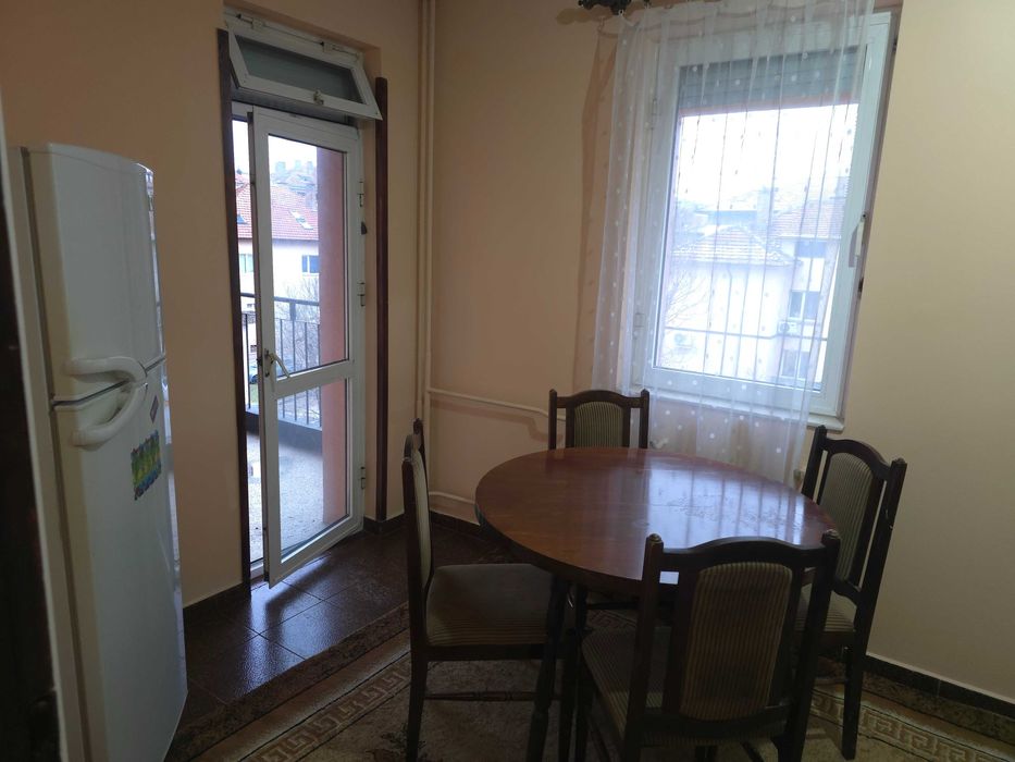 Дава се под наем Тристаен апартамент в Плевен, Идеален център - 120 кв.м за 598.23 € - Снимка #3