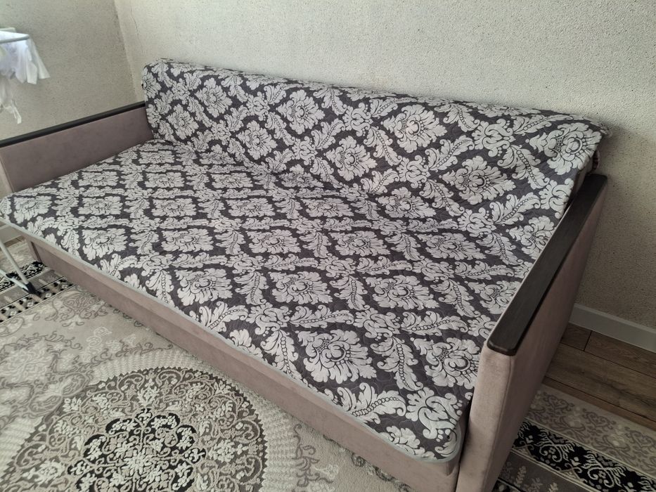 Диван  с подушками