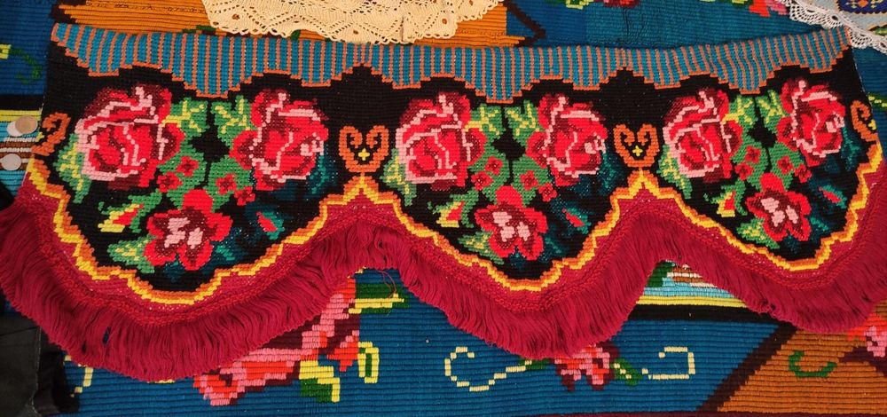 Vând draperii tradiționale