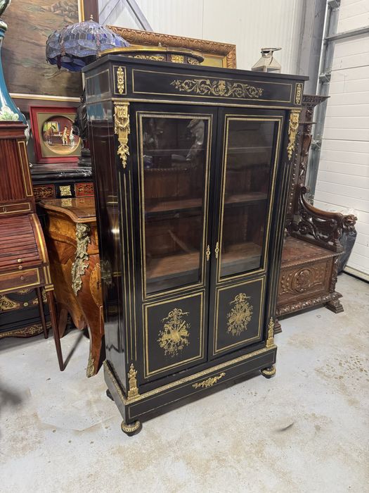 Vitrina napoleon III - intarsii si filee din alama, elemente bronz