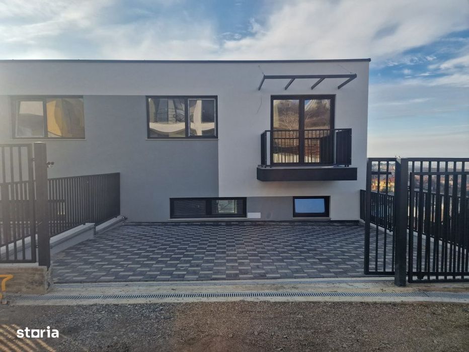 Vila in duplex, intr-o zona linistita, D+P+E, Dezmir