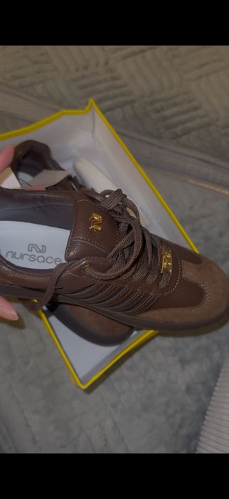 Стильные кроссовки