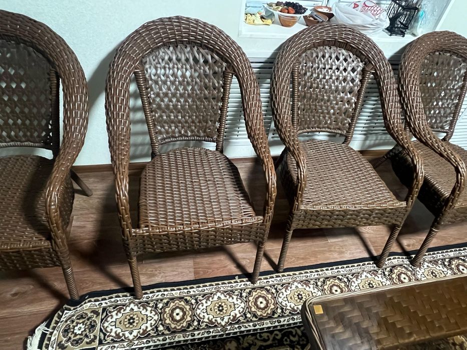 качеля и стол со стулями из ратанга