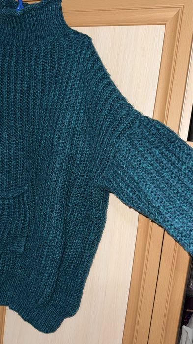Зеленый вязанный свитер