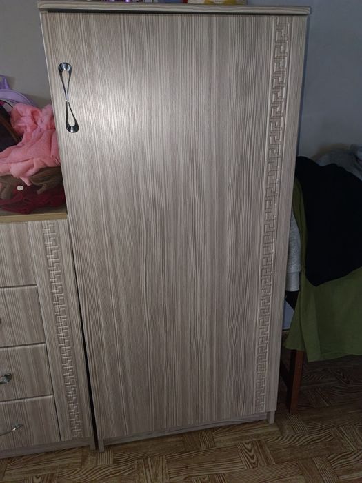 Комод и плательные шкафы