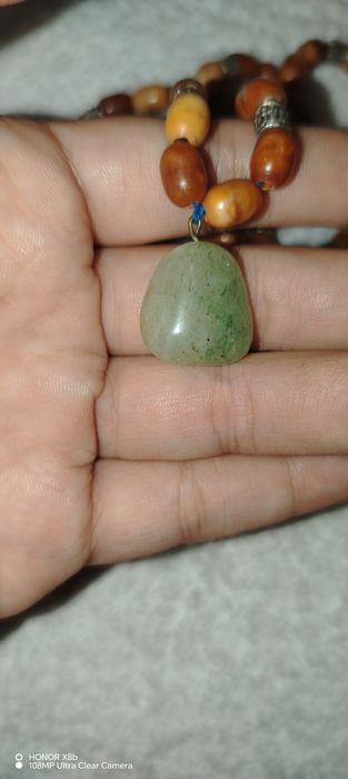 Бусы с кулоним продаю