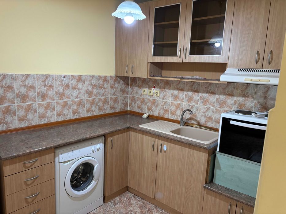 0888338215 Продавам употребявано  кухненско  обзавеждане  включващо шкафове  печка аспиратор пералня   Уредите са  почти нови и работещи