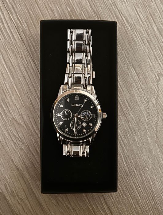 Стильные часы в идеальном состоянии