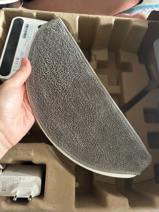 Продам Xiaomi Robot Vacuum E10 — компактный робот-пылесос.