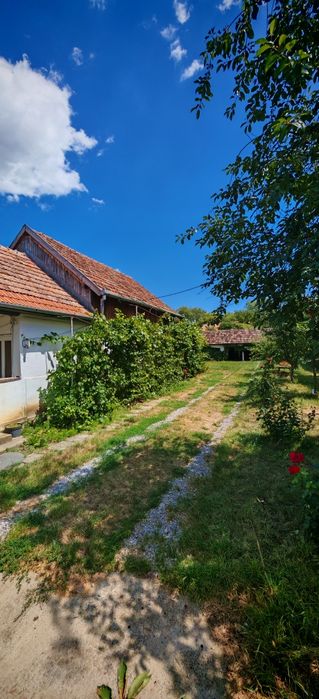 Casă de locuit cu garaj și lemnărie