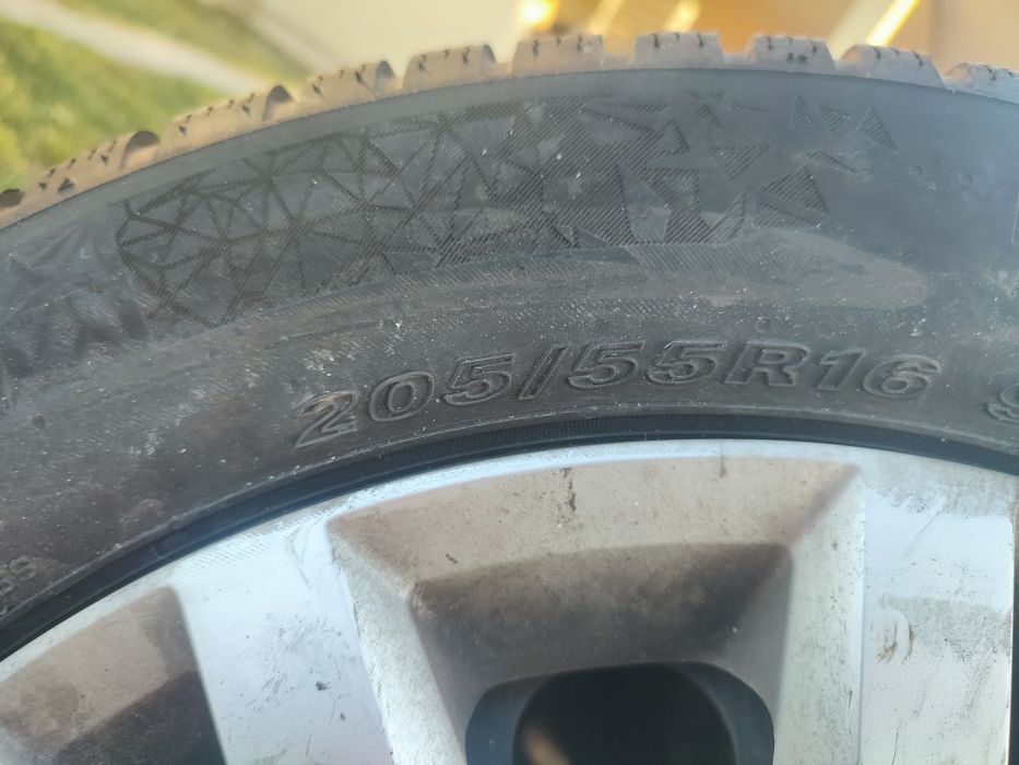 Vând 4 cauciucuri garantate pe genti de tabla Nexen