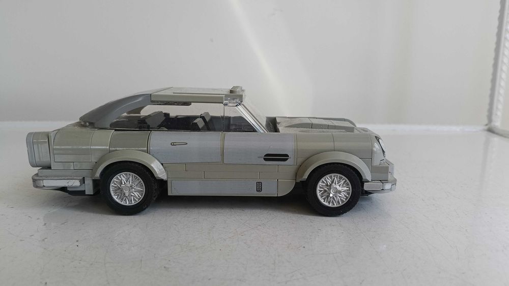 LEGO конструктори , единият е неразпечатан .