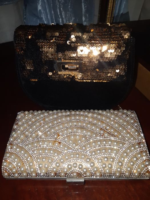 Сумки чёрные и клатч жемчужные