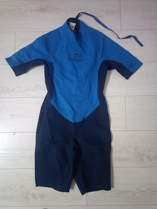 Vând combinezon de înot băieți Nou