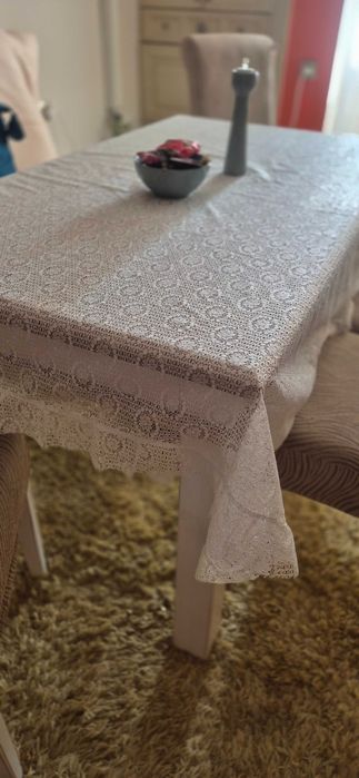 Продавам бяла дантелена покривка за маса