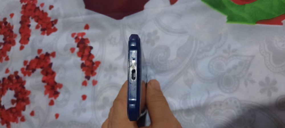 Galaxy J1 Ace holati yaxshi narmali ishledi