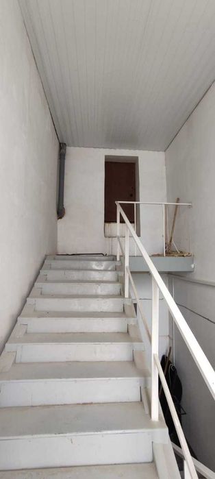 Отдельно стоящее здание в центре города.