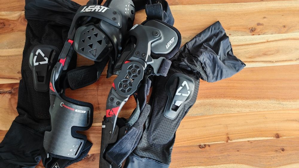 Orteze Leatt C-Frame Hybrid Black