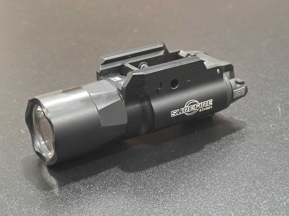 Lanterna Surefire x300U-B vinatoare airsoft gunlight