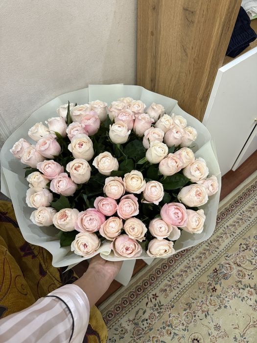 Цветы свежие розы.
