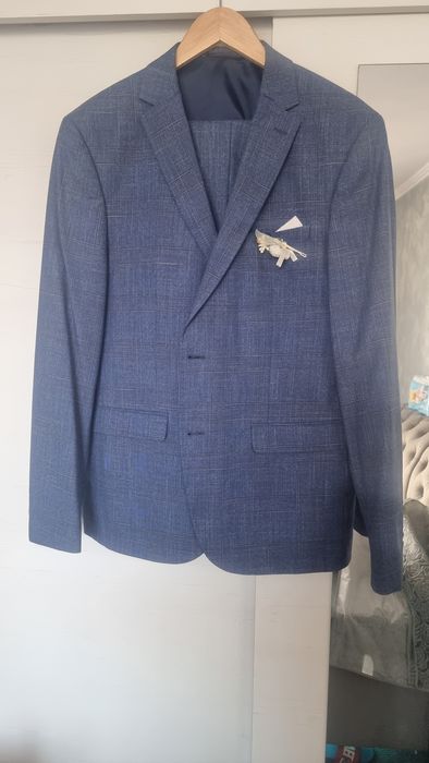 Costum escudo marimea 52 purtat o singura data