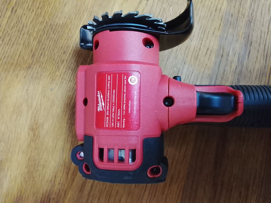 Mini flex Milwaukee cu o baterie de 6A