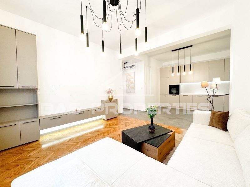 Продава се Тристаен апартамент в София, Център - 90 кв.м за 2805 €/кв.м - Снимка #1