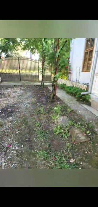 Casa mobilata locuibila centru Daneti 3 camere 80mp, cu numeroase dependinte, inclusiv 2 beciuri, curte si gradina 2.700 mp, apa si curent