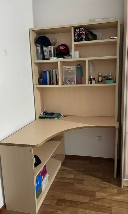 Удобный письменный стол с надстройкой