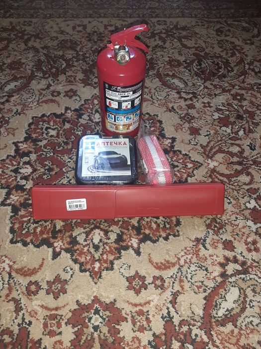 Огнетушитель, аптечка, аварийный знак,трос