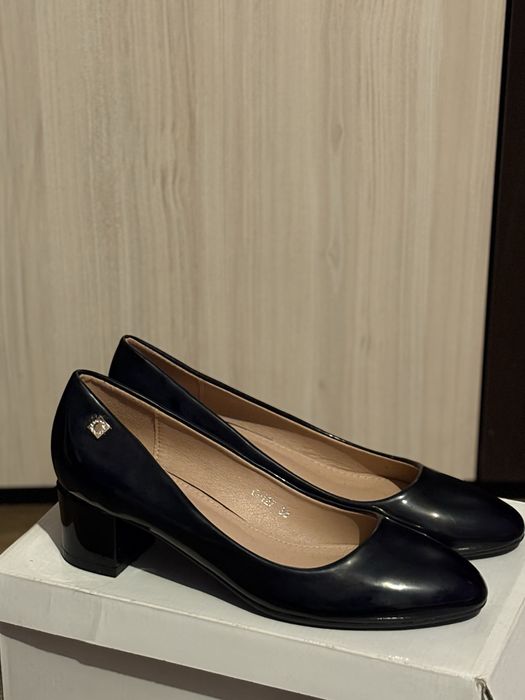 Ниски черни токчета