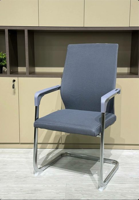 Офисное кресло visitor 005