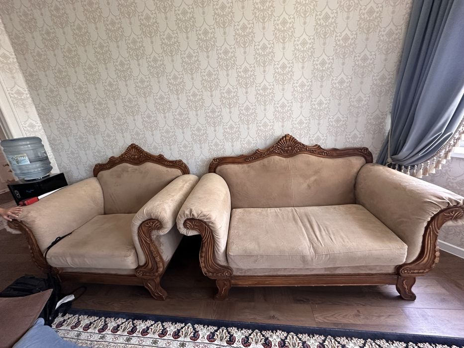Продам классический диван с креслом