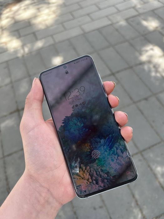Обменяю Samsung galaxy S20 128