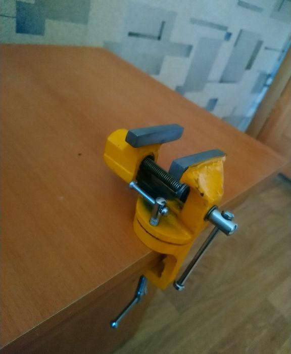 Продам Тиски маленькие настольные