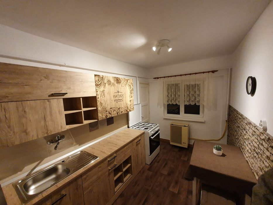 Închiriez apartament 3 camere, lângă Kaufland Carei