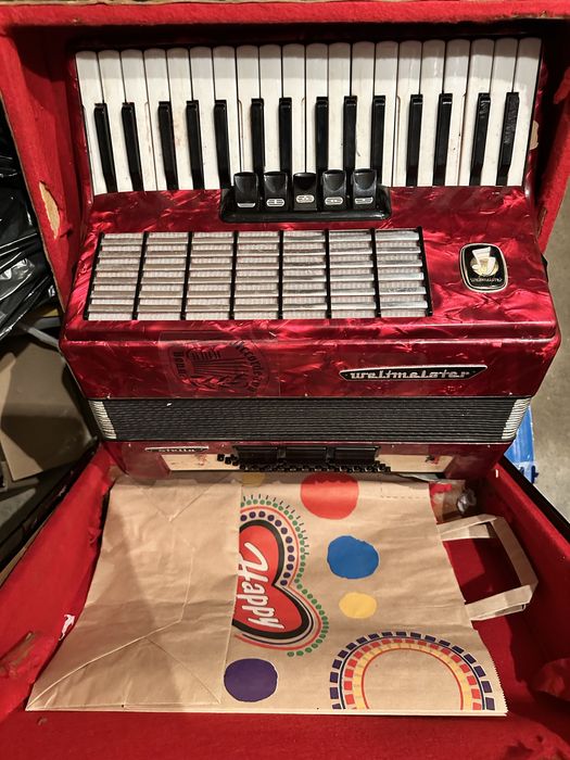 Weltmeister 60 баса 5+3 регистъра акордеон