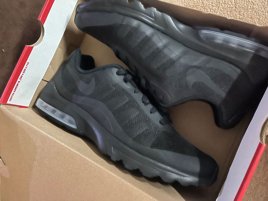 Nike air max invigor black