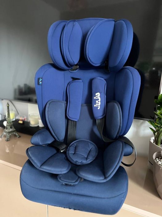 Vând scaun auto . Categoria de greutate: 9–36 kg.