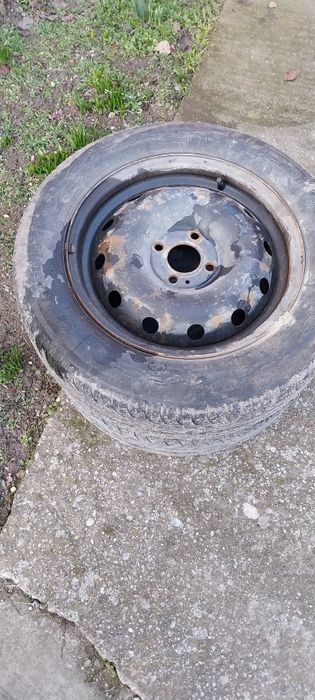 Vând  2 Cauciucuri cu Genți de Dacia logan