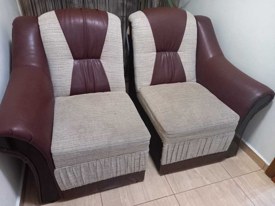 Vând 2 fotolii din lemn și material textil, românești