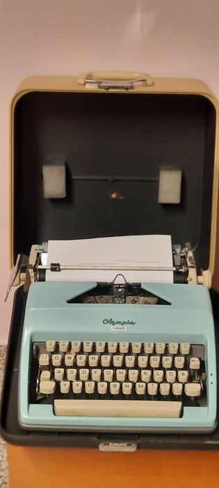 Mașină de scris Olympia Monica impecabilă