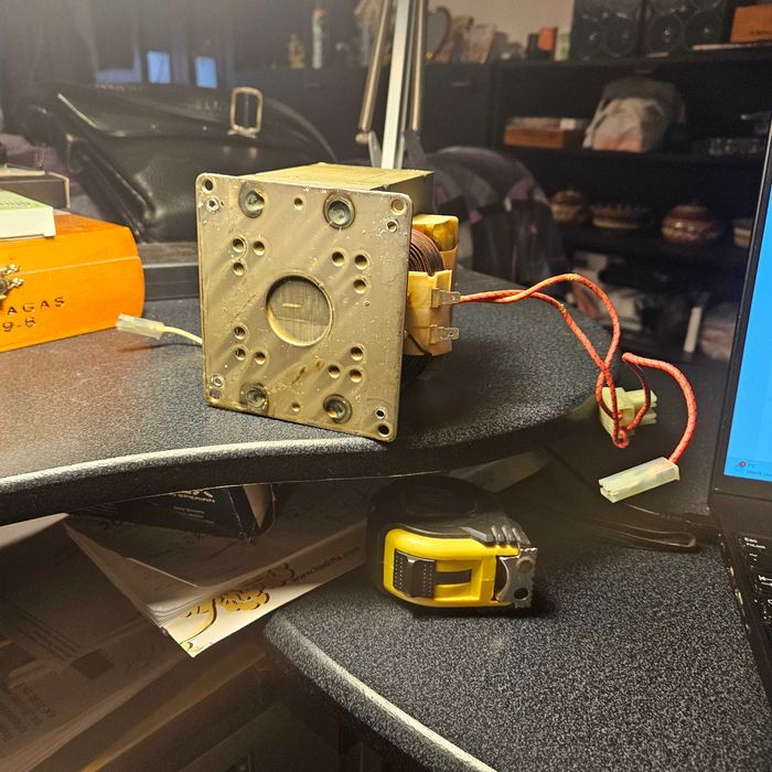 трансформатор високо напрежение  за магнетрон230 V